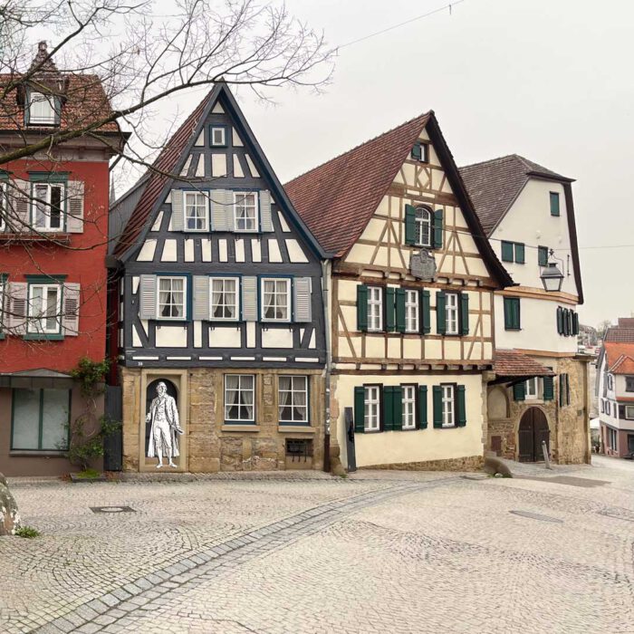Schillers Geburtshaus mit den grünen Fensterläden in Marbach · März 2024